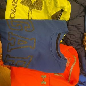 2 Under Armor 1 Gap Short Sleeve Shirts